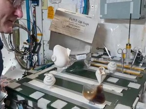 Astronaut NASA Ini Ciptakan Cangkir Khusus untuk Ngopi di Luar Angkasa