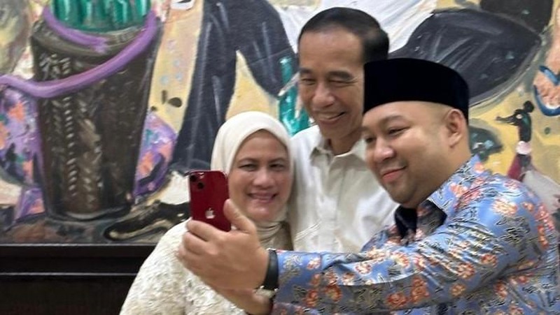 Didit melakukan halalbihalal di rumah Presiden ke-5 Megawati Soekarnoputri. Lewat unggahan di Instagram pribadinya, Didit memamerkan swafoto bersama Megawati. (Dok. Tangkapan video Instagram Didit Prabowo)