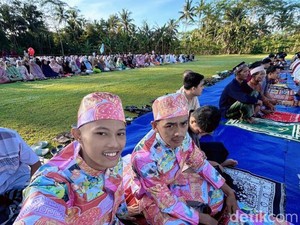 Viral Baju Lebaran Anti Mainstream, Pria Ini Pakai Baju Motif Kaleng Biskuit