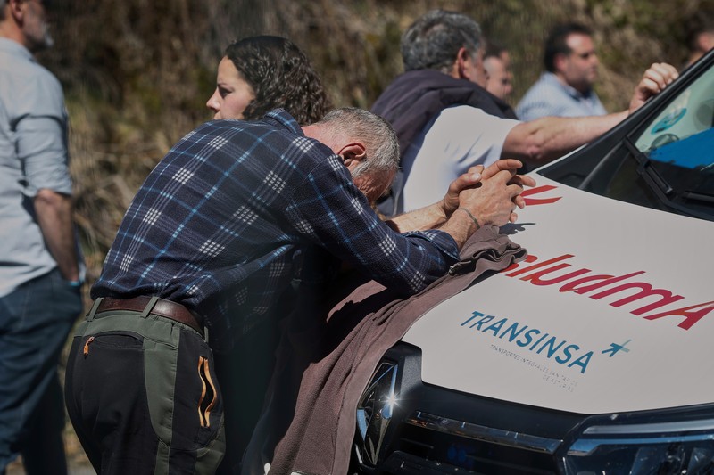Keluarga korban menangis setelah ledakan di sebuah tambang batu bara di wilayah Asturias, Spanyol utara, pada Senin (31/3). (Carlos Castro/Europa Press via AP)