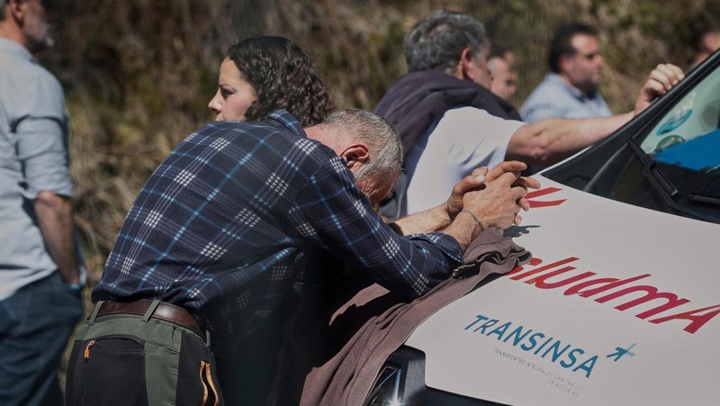 Keluarga korban menangis setelah ledakan di sebuah tambang batu bara di wilayah Asturias, Spanyol utara, pada Senin (31/3). (Carlos Castro/Europa Press via AP)