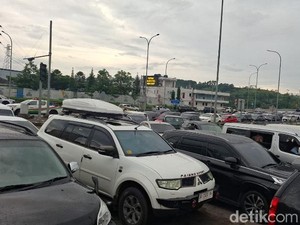 Cerita Mereka yang Terjebak Kemacetan di GT Parungkuda