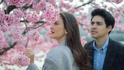 Maxime Bouttier Lamar Luna Maya dengan Romantis di Bawah Pohon Sakura
