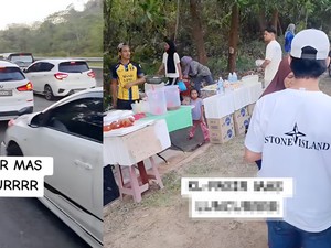 Penjual Jajanan Ramaikan Jalan Raya Saat Macet Mudik Lebaran di Malaysia