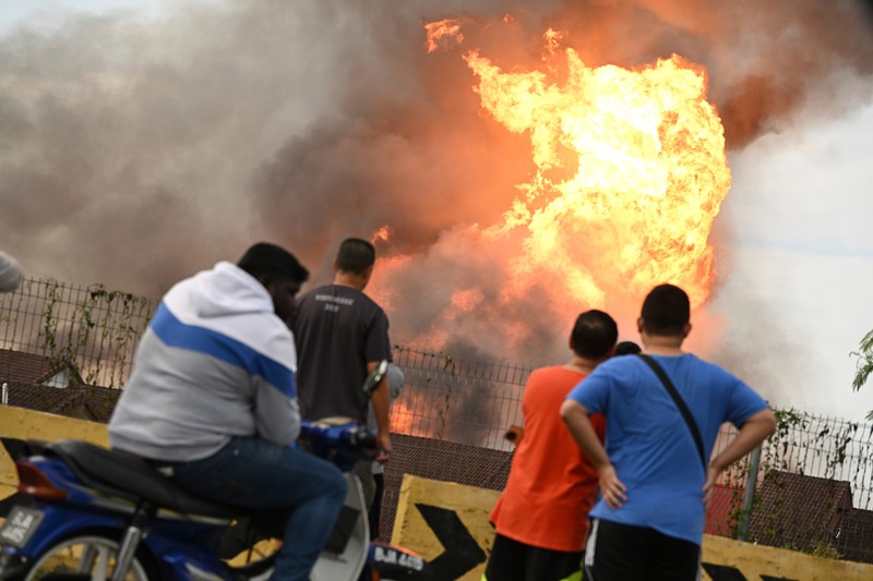 MALAYSIA-FIRE/ Pipa Gas Bocor Picu Kebakaran di Malaysia. REUTERS/Stringer