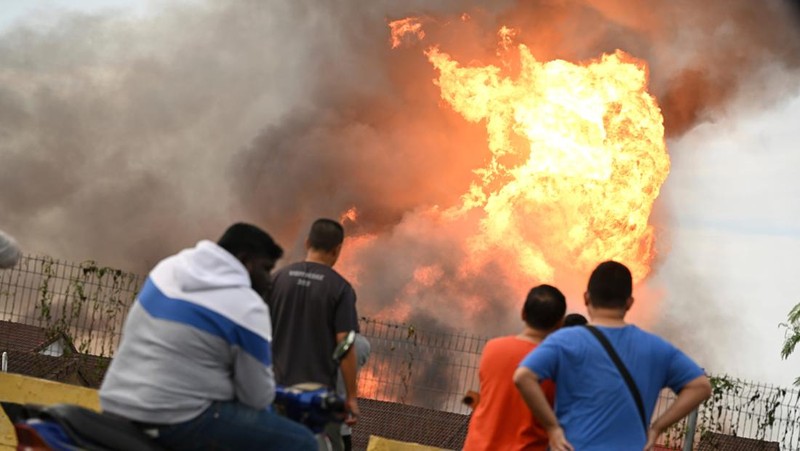 Pipa Gas Bocor Picu Kebakaran di Malaysia. REUTERS/Stringer