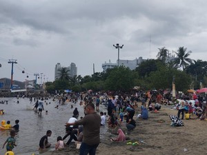 Pantai Ancol Dipadati Warga di H+1 Lebaran