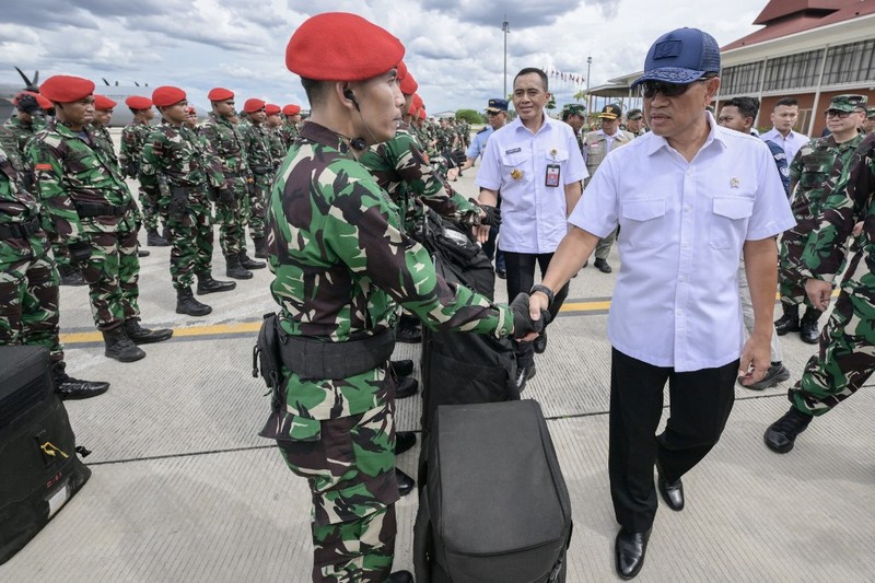 Pemerintah Indonesia mengirimkan bantuan untuk korban terdampak gempa berkekuatan magnitudo 7,7 di Myanmar, Senin (31/3/2025). Ada 12 ton bantuan logistik yang disalurkan menggunakan pesawat Hercules. (BAY ISMOYO / AFP)