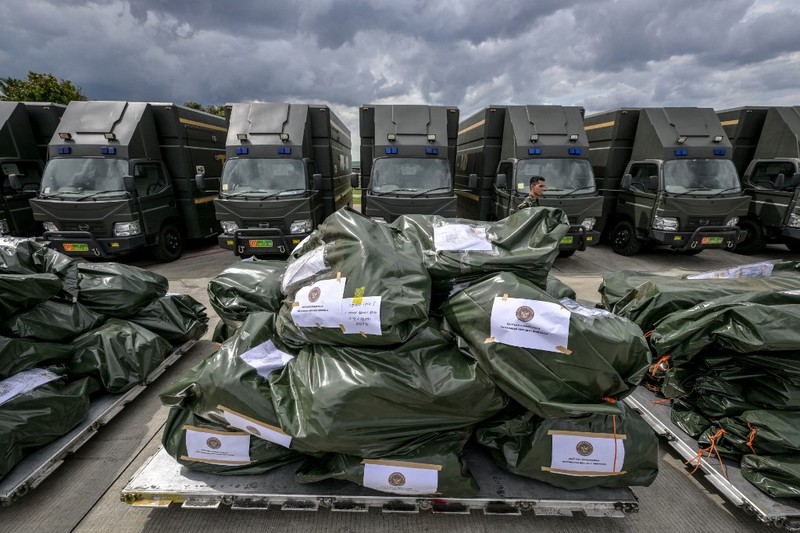 Pemerintah Indonesia mengirimkan bantuan untuk korban terdampak gempa berkekuatan magnitudo 7,7 di Myanmar, Senin (31/3/2025). Ada 12 ton bantuan logistik yang disalurkan menggunakan pesawat Hercules. (BAY ISMOYO / AFP)
