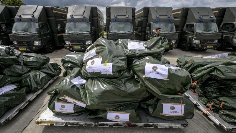 Pemerintah Indonesia mengirimkan bantuan untuk korban terdampak gempa berkekuatan magnitudo 7,7 di Myanmar, Senin (31/3/2025). Ada 12 ton bantuan logistik yang disalurkan menggunakan pesawat Hercules. (BAY ISMOYO / AFP)