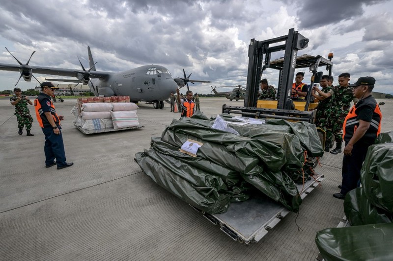 Pemerintah Indonesia mengirimkan bantuan untuk korban terdampak gempa berkekuatan magnitudo 7,7 di Myanmar, Senin (31/3/2025). Ada 12 ton bantuan logistik yang disalurkan menggunakan pesawat Hercules. (BAY ISMOYO / AFP)
