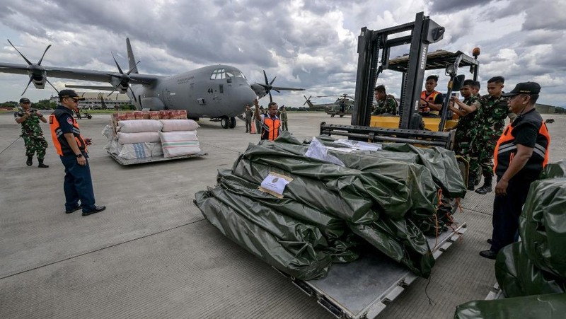 Pemerintah Indonesia mengirimkan bantuan untuk korban terdampak gempa berkekuatan magnitudo 7,7 di Myanmar, Senin (31/3/2025). Ada 12 ton bantuan logistik yang disalurkan menggunakan pesawat Hercules. (BAY ISMOYO / AFP)