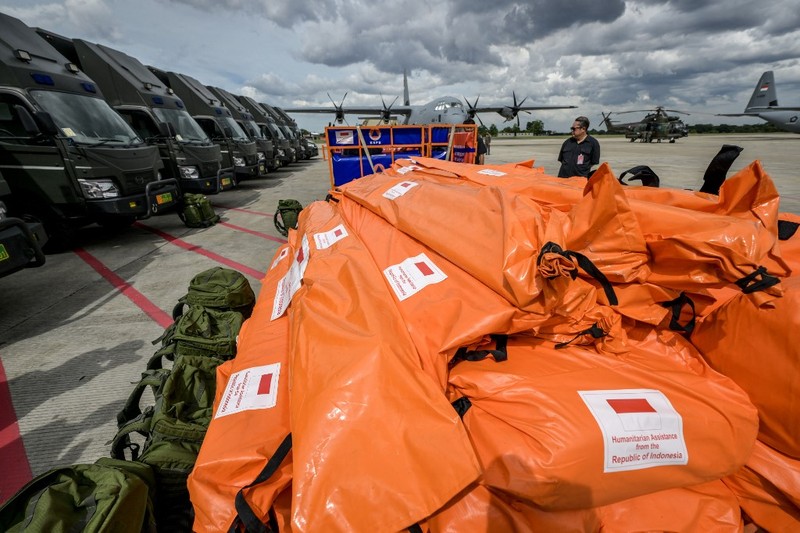 Pemerintah Indonesia mengirimkan bantuan untuk korban terdampak gempa berkekuatan magnitudo 7,7 di Myanmar, Senin (31/3/2025). Ada 12 ton bantuan logistik yang disalurkan menggunakan pesawat Hercules. (BAY ISMOYO / AFP)