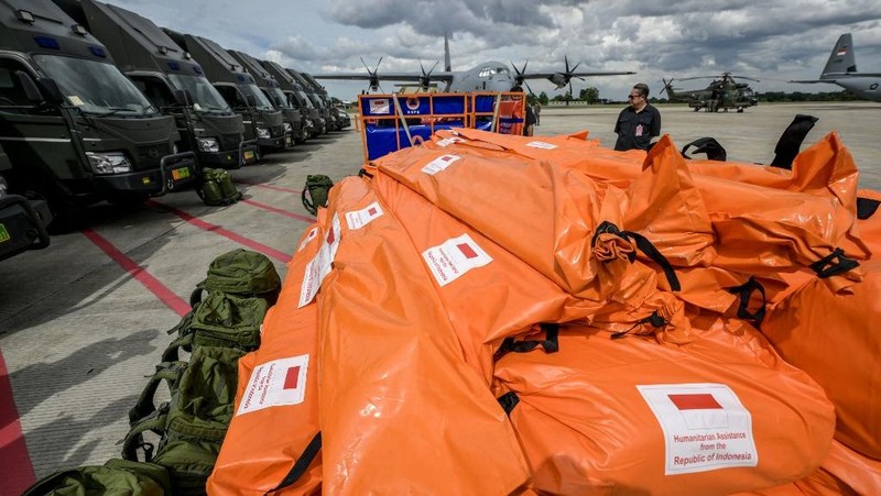 Pemerintah Indonesia mengirimkan bantuan untuk korban terdampak gempa berkekuatan magnitudo 7,7 di Myanmar, Senin (31/3/2025). Ada 12 ton bantuan logistik yang disalurkan menggunakan pesawat Hercules. (BAY ISMOYO / AFP)