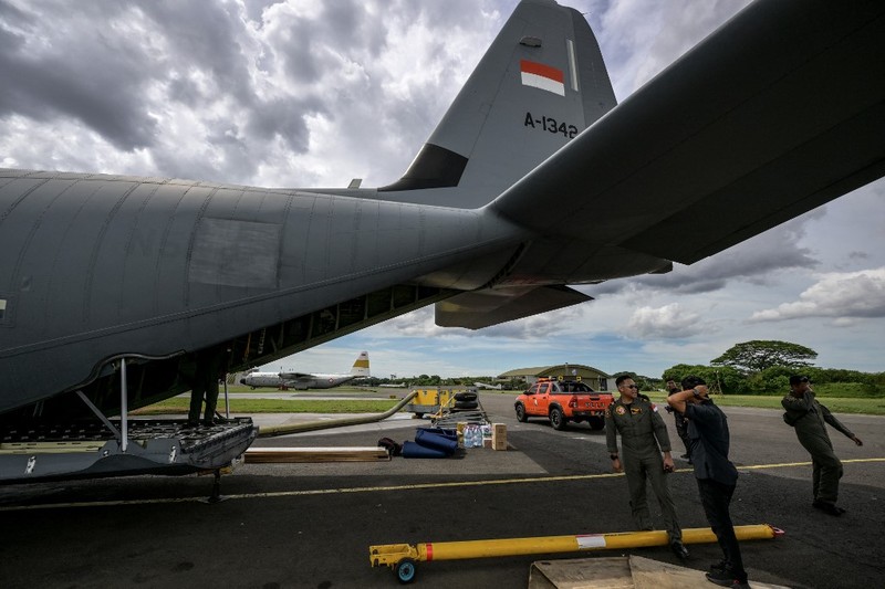 Pemerintah Indonesia mengirimkan bantuan untuk korban terdampak gempa berkekuatan magnitudo 7,7 di Myanmar, Senin (31/3/2025). Ada 12 ton bantuan logistik yang disalurkan menggunakan pesawat Hercules. (BAY ISMOYO / AFP)