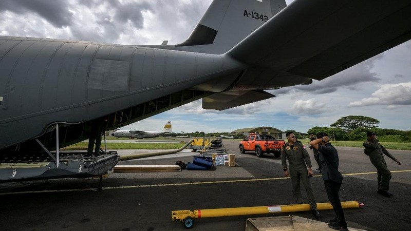 Pemerintah Indonesia mengirimkan bantuan untuk korban terdampak gempa berkekuatan magnitudo 7,7 di Myanmar, Senin (31/3/2025). Ada 12 ton bantuan logistik yang disalurkan menggunakan pesawat Hercules. (BAY ISMOYO / AFP)