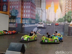 Antusias Warga Liburan Nikmati Wahana Permainan di Transmart Palembang