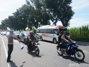 Polisi Buka 3 Lajur Urai Kepadatan Mobil Pemudik di Arteri Jombang ke Kediri