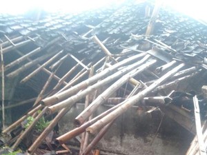 Diterjang Hujan dan Angin Kencang, Rumah di Lebak Banten Roboh