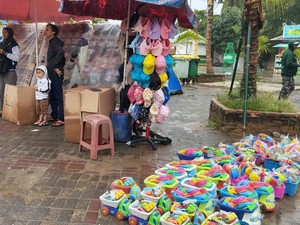 Ancol Diguyur Hujan Saat Libur Lebaran, Jas Hujan-Mi Instan Laris Manis