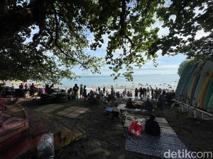 Pantai Batukaras Diserbu Wisatawan