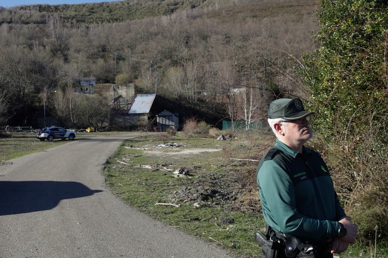 Keluarga korban menangis setelah ledakan di sebuah tambang batu bara di wilayah Asturias, Spanyol utara, pada Senin (31/3). (Carlos Castro/Europa Press via AP)