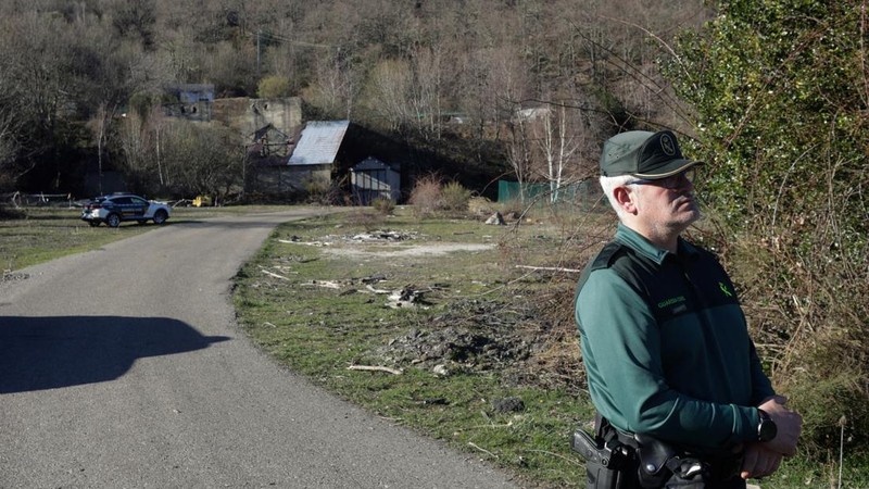 Keluarga korban menangis setelah ledakan di sebuah tambang batu bara di wilayah Asturias, Spanyol utara, pada Senin (31/3). (Carlos Castro/Europa Press via AP)