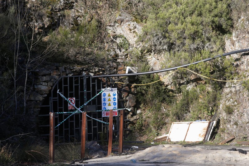 Keluarga korban menangis setelah ledakan di sebuah tambang batu bara di wilayah Asturias, Spanyol utara, pada Senin (31/3). (Carlos Castro/Europa Press via AP)