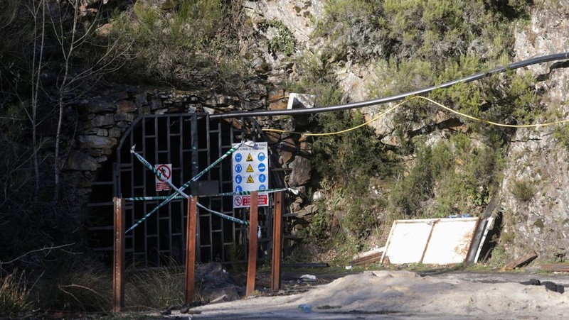 Keluarga korban menangis setelah ledakan di sebuah tambang batu bara di wilayah Asturias, Spanyol utara, pada Senin (31/3). (Carlos Castro/Europa Press via AP)