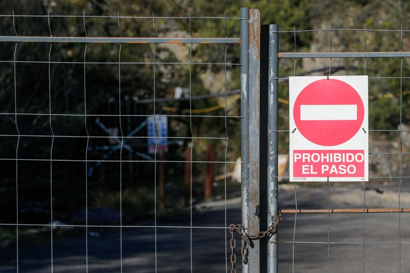 Keluarga korban menangis setelah ledakan di sebuah tambang batu bara di wilayah Asturias, Spanyol utara, pada Senin (31/3). (Carlos Castro/Europa Press via AP)