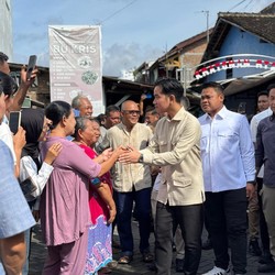 Detik-Detik Mas Wapres Gibran Blusukan Sapa-Tampung Keluhan Warga Solo