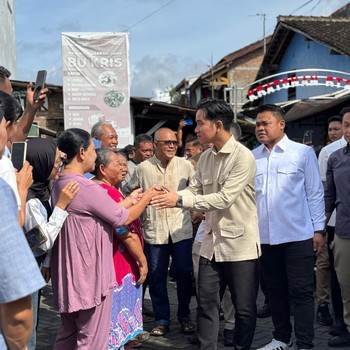 Detik-Detik Mas Wapres Gibran Blusukan Sapa-Tampung Keluhan Warga Solo