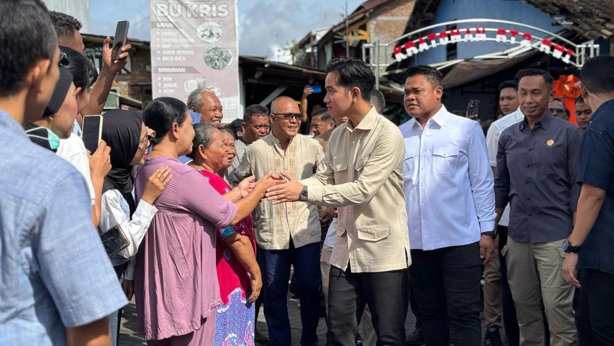 Wapres Gibran Disambut Warga Usai Melayat ke Titiek Puspa