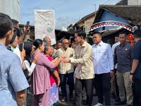 Detik-Detik Mas Wapres Gibran Blusukan Sapa-Tampung Keluhan Warga Solo