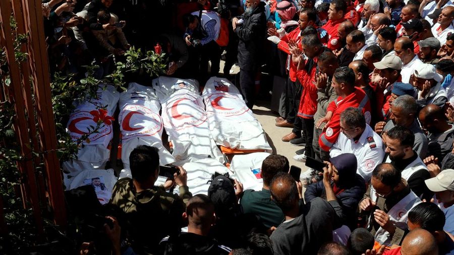Warga Palestina berduka atas kematian para petugas medis yang menjadi sasaran tembakan Israel saat menjalankan misi penyelamatan, setelah jenazah mereka ditemukan, menurut Bulan Sabit Merah, di rumah sakit Nasser di Khan Younis di Jalur Gaza selatan pada 31 Maret 2025. (REUTERS/Hatem Khaled)