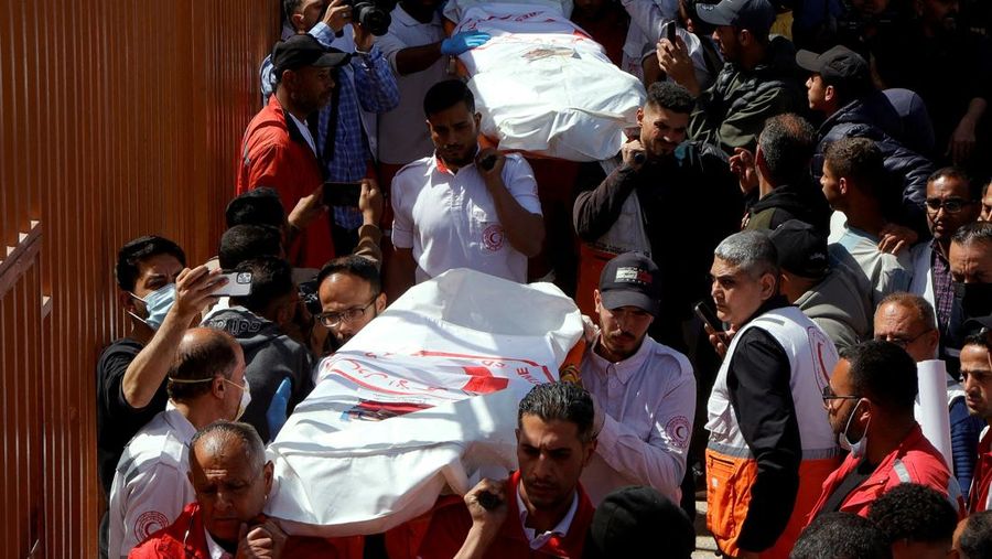 Warga Palestina berduka atas kematian para petugas medis yang menjadi sasaran tembakan Israel saat menjalankan misi penyelamatan, setelah jenazah mereka ditemukan, menurut Bulan Sabit Merah, di rumah sakit Nasser di Khan Younis di Jalur Gaza selatan pada 31 Maret 2025. (REUTERS/Hatem Khaled)