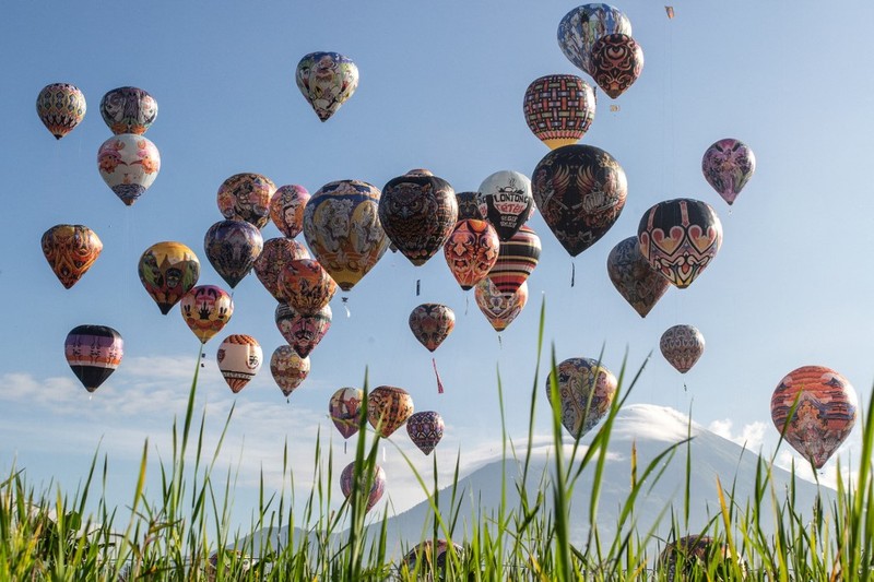 Foto udara menampilkan balon udara yang terbuat dari kertas daur ulang saat festival balon udara tahunan di Wonosobo, Jawa Tengah, Rabu (2/4/2025). (DEVI RAHMAN / AFP) Foto udara menampilkan balon udara yang terbuat dari kertas daur ulang saat festival balon udara tahunan di Wonosobo, Jawa Tengah, Rabu (2/4/2025). (DEVI RAHMAN / AFP)