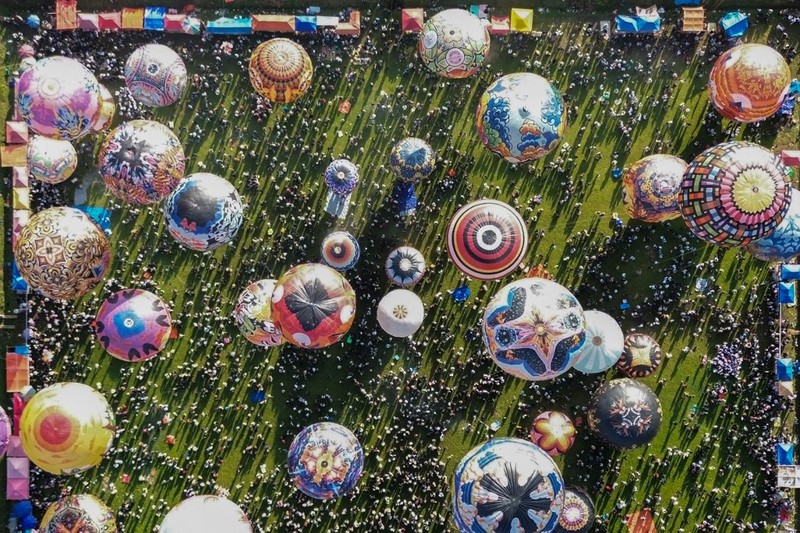 Foto udara menampilkan balon udara yang terbuat dari kertas daur ulang saat festival balon udara tahunan di Wonosobo, Jawa Tengah, Rabu (2/4/2025). (DEVI RAHMAN / AFP) Foto udara menampilkan balon udara yang terbuat dari kertas daur ulang saat festival balon udara tahunan di Wonosobo, Jawa Tengah, Rabu (2/4/2025). (DEVI RAHMAN / AFP)