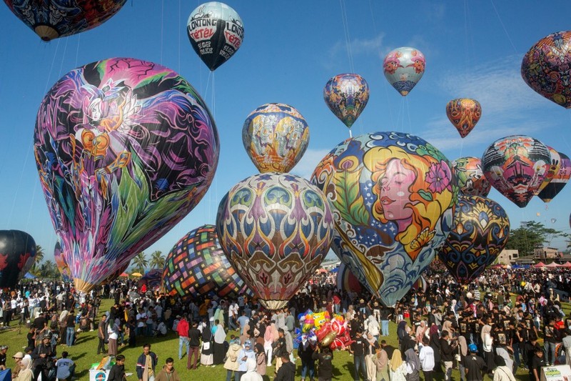 Foto udara menampilkan balon udara yang terbuat dari kertas daur ulang saat festival balon udara tahunan di Wonosobo, Jawa Tengah, Rabu (2/4/2025). (DEVI RAHMAN / AFP) Foto udara menampilkan balon udara yang terbuat dari kertas daur ulang saat festival balon udara tahunan di Wonosobo, Jawa Tengah, Rabu (2/4/2025). (DEVI RAHMAN / AFP)