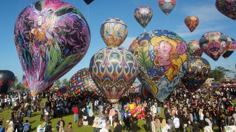 Foto udara menampilkan balon udara yang terbuat dari kertas daur ulang saat festival balon udara tahunan di Wonosobo, Jawa Tengah, Rabu (2/4/2025). (DEVI RAHMAN / AFP)