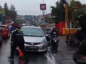 Dikawal Polisi, Ibu Terjebak One Way Puncak Bogor Lahiran dengan Selamat di RS