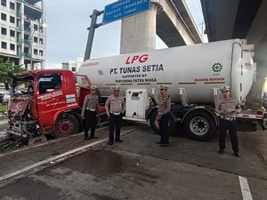 Kronologi Truk Tangki Gas Selip Ban hingga Melintang di Tol Cikunir