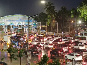Pemudik Mulai Padati Pelabuhan Bakauheni Malam Ini