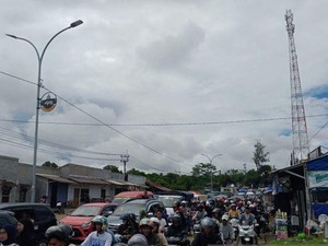 Polisi Terapkan Buka Tutup Urai Kepadatan Menuju Pantai Anyer Banten