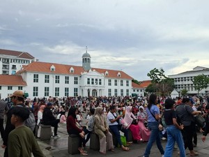 Saat Warga Tak Gentar Liburan ke Kota Tua Meski Diguyur Hujan: Terobos Aja