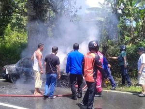 Sedan yang Ditumpangi Satu Keluarga Hangus Terbakar di Banjar