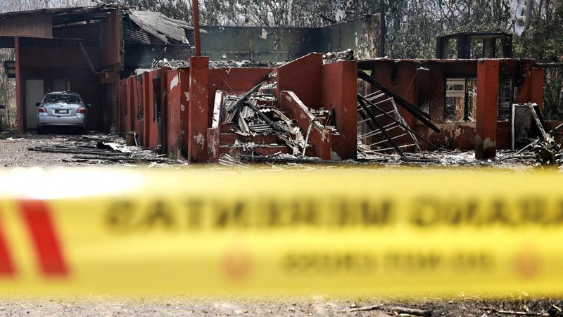 Rumah-rumah dan kendaraan yang hancur terlihat setelah kebakaran besar pada jaringan pipa gas di Puchong, Malaysia, Selasa (1/4/2025). (ARIF KARTONO / AFP)
