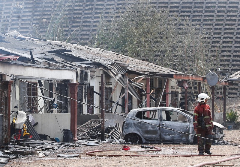 Rumah-rumah dan kendaraan yang hancur terlihat setelah kebakaran besar pada jaringan pipa gas di Puchong, Malaysia, Selasa (1/4/2025). (ARIF KARTONO / AFP) Rumah-rumah dan kendaraan yang hancur terlihat setelah kebakaran besar pada jaringan pipa gas di Puchong, Malaysia, Selasa (1/4/2025). (ARIF KARTONO / AFP)