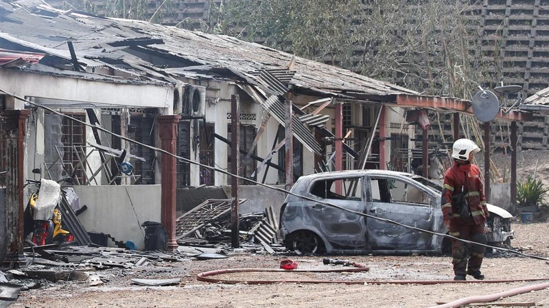 Rumah-rumah dan kendaraan yang hancur terlihat setelah kebakaran besar pada jaringan pipa gas di Puchong, Malaysia, Selasa (1/4/2025). (ARIF KARTONO / AFP)