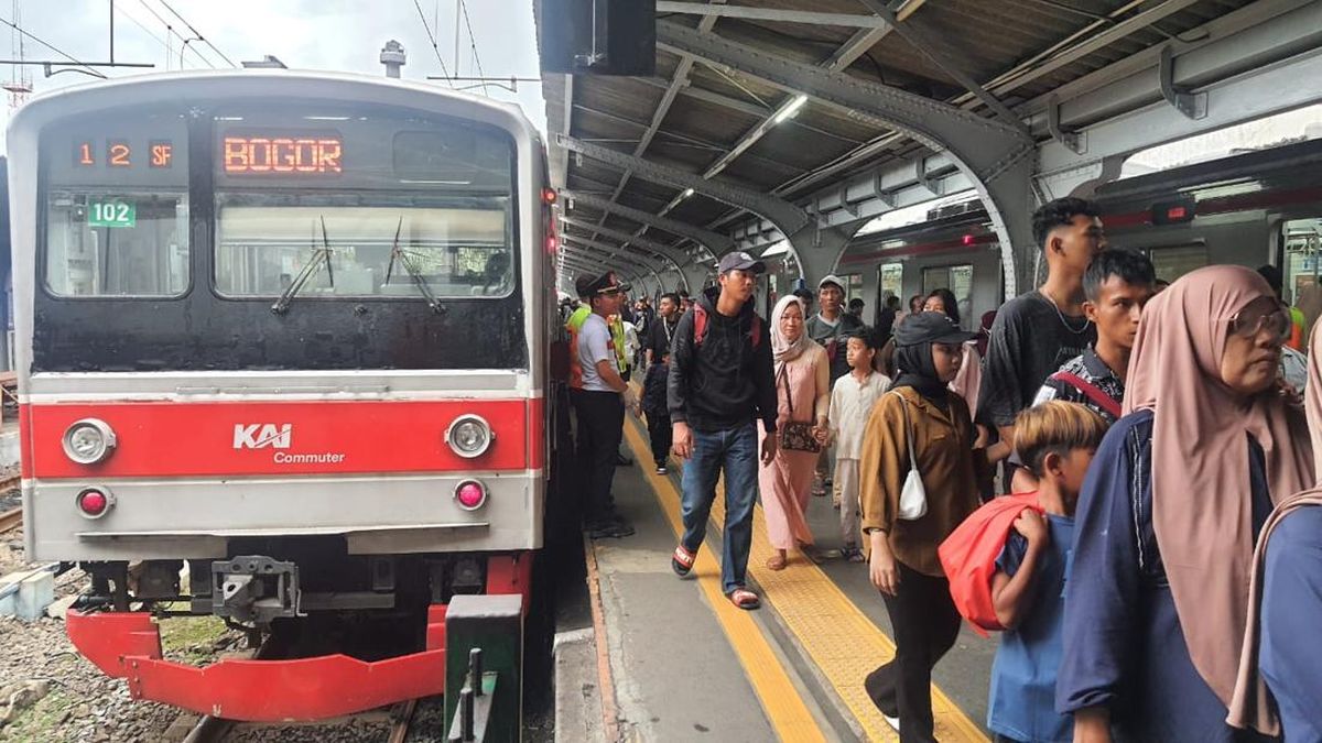 KCI Kecam Viral Penumpang Diduga BAB di KRL, Bakal Tindak Tegas
